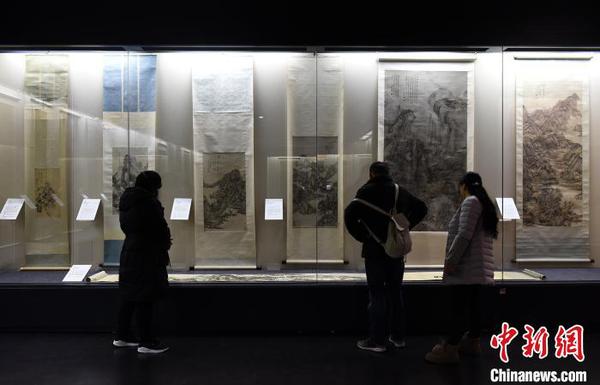 图为精美画作吸引市民驻足参观。　周毅 摄