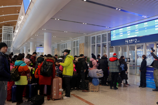 太子城站等候检票上车的乘客