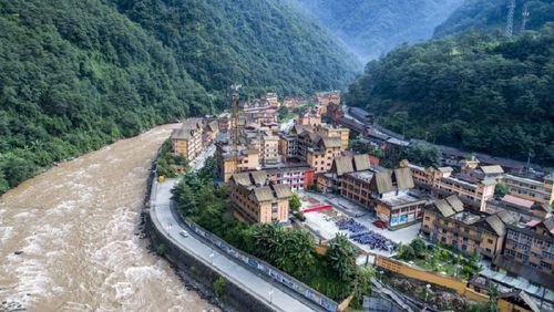 云南贡山县独龙江乡中心学校举行开学典礼（2019年9月1日无人机拍摄）。