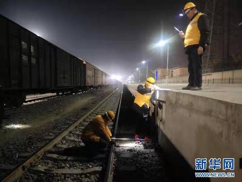 　1月19日，乌鲁木齐铁路局职工对喀什火车站1站台1轨道进行震后的建筑限界测量。 据中国地震台网正式测定：2020年1月19日21时27分在新疆喀什地区伽师县（北纬39.83度，东经77.21度）发生6.4级地震，震源深度16千米。图片来源：新华网