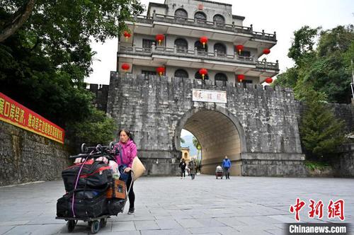 图为友谊关口岸来往的旅客?！∮峋?摄