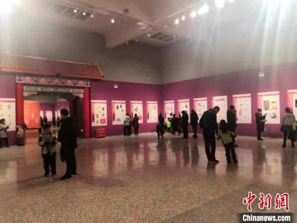 图为“瑞鼠吐宝——庚子新春鼠年生肖文物图片联展”现场?！〕赜窠?摄