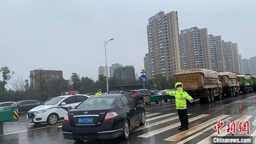 警察为工程建设保驾护航。高雷 摄