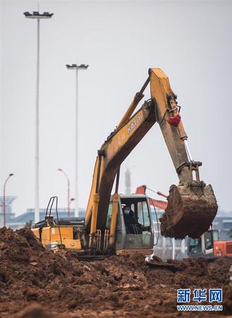 1月26日，在武汉雷神山医院建设工地，大型机械加紧施工。新华社记者 肖艺九 摄