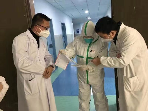 1、社员胡勤勇（中） &nbsp;腊月29晚上深入一线诊治第一例疑似病例