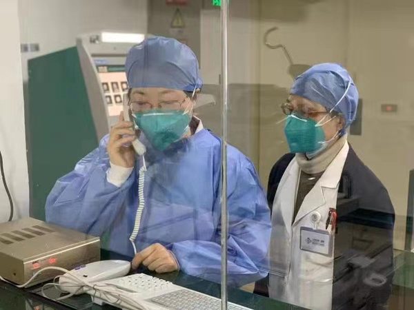 2、社员季蕴辛（左），大年初一第一时间给所有隔离病人进行了心理疏导