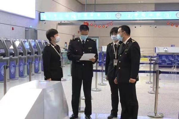 3、社员施惠祥(右一)，严把宁波口岸传染病输入输出关