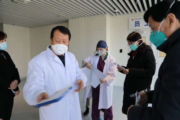 3 图三谢俊明在医院检查防疫工作