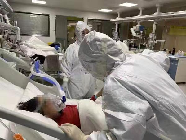 2 图三谢俊明在医院检查防疫工作