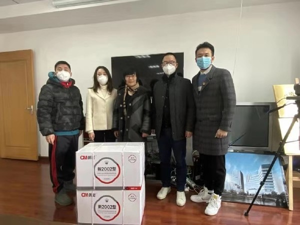 1 图为区政协委员运送海曙海创会募集的爱心物资