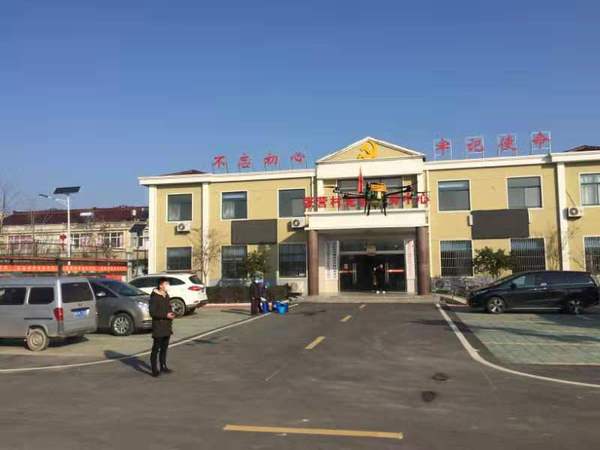 1 图为平东林的同事何德雨在使用无人机为全村消毒