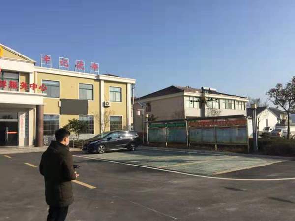 2 图为平东林的同事何德雨在使用无人机为全村消毒