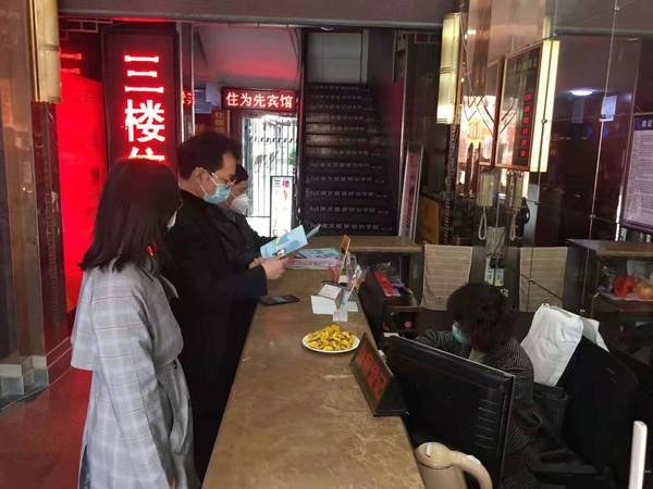 2 高勇坤、祝荣德一行实地了解鼓楼区非星级疫情防控情况。