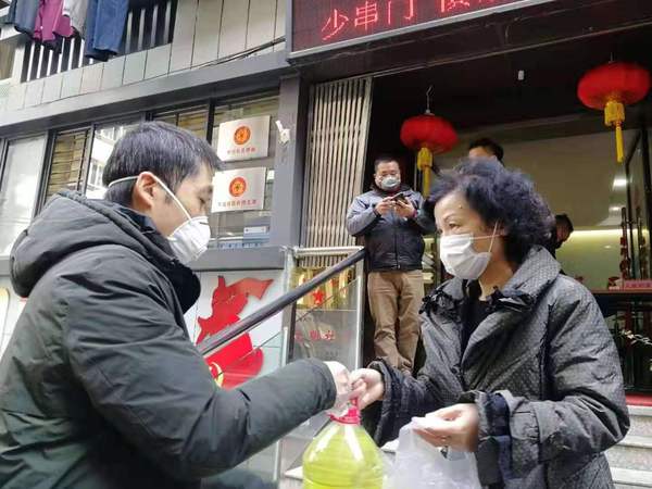 4 林桂平给开元社送去口罩、消毒水等物资。