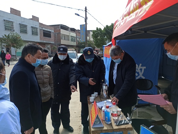 1 图为河源市政协委员吴扶峰在上陵镇督导疫情防控工作。