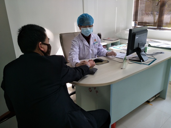 2 图为河源市政协委员陈玉琼坚守在医疗岗位上。