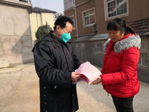 3 林清勇委员走访出租房户，做好宣传解释引导工作。