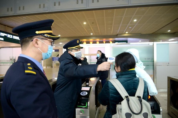 唐山站为进站旅客检测体温