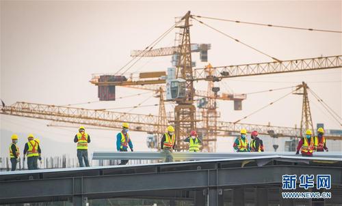 3  2月4日，在武汉雷神山医院建设工地，来自中建三局的建设工人在加紧施工。当日，武汉雷神山医院建设进入冲刺决战阶段，预计2月5日具备交付条件。 新华社记者 肖艺九 摄