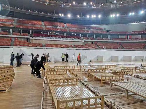 2正在建设中的武汉体育中心方舱医院 龙微摄