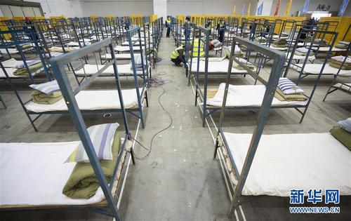 3 2月4日拍摄的改造中的武汉客厅内部。 2月3日晚，3所“方舱医院”在武汉开建，至4日早上，已搭起数百张临时病床。这三处“方舱医院”位于武汉国际会展中心、洪山体育馆和武汉客厅，以收治新型冠状病毒感染的肺炎轻症患者为主，将提供3400张医疗床位。 新华社记者 才扬 摄