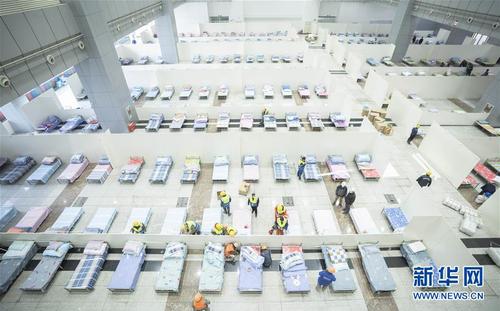 4　2月4日拍摄的改造中的武汉国际会展中心内部。 2月3日晚，3所“方舱医院”在武汉开建，至4日早上，已搭起数百张临时病床。这三处“方舱医院”位于武汉国际会展中心、洪山体育馆和武汉客厅，以收治新型冠状病毒感染的肺炎轻症患者为主，将提供3400张医疗床位。 新华社记者 才扬 摄