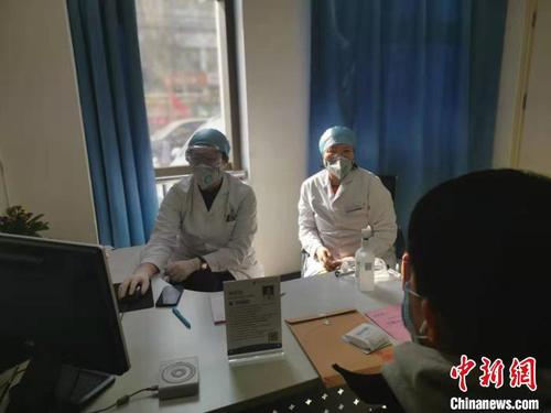 图为战“疫”中，坚守在岗位的医护工作者?！⊙罴鸭?摄