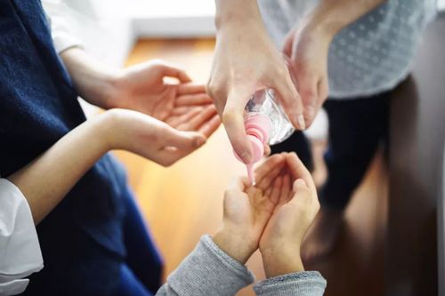 各种消毒方法中，医用酒精和84消毒液杀灭病毒效果好，生产较为容易，价格相对便宜，使用比较简单，成为应用广泛的消毒剂，很多人在家中使用。