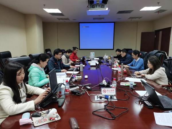 行动四-中国疾病预防控制中心新型冠状病毒感染的肺炎疫情防控技术组副组长、传染病处呼吸道传染病室主任、民革党员冯录召研究员放弃休假，奋战在防控一线，图为冯录召在和同事研究肺炎疫情。