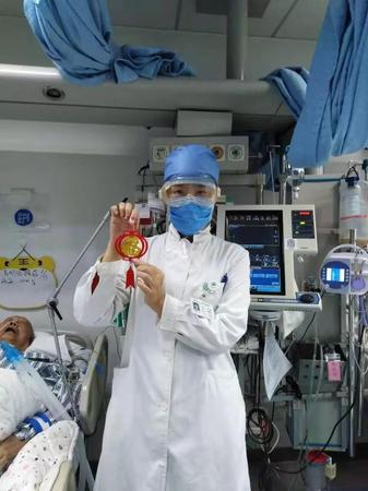 行动四-世纪坛医院急诊中心主任、民革海淀区工委王真副主委，大年三十在北京世纪坛医院急诊病房坚守岗位，并为病人送祝福。