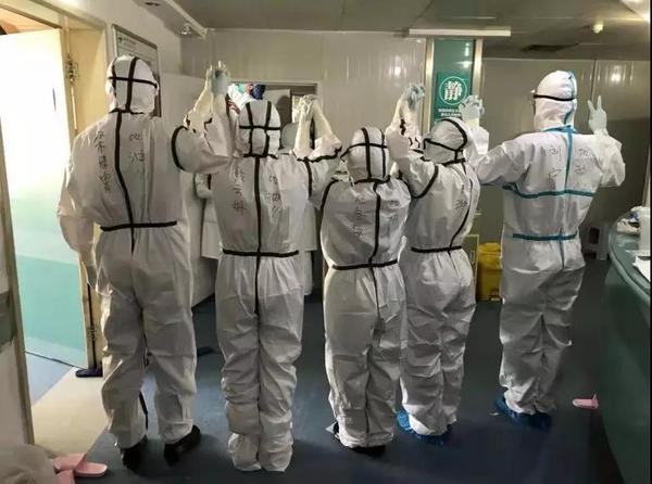 行动五-民盟北京中医药大学委员会第三支部盟员、北京中医药大学东直门医院针灸科副主任医师刘宁（上图右一）已作为第一批国家中医医疗队队员奔赴湖北武汉，战斗在抗击疫情的最前沿。