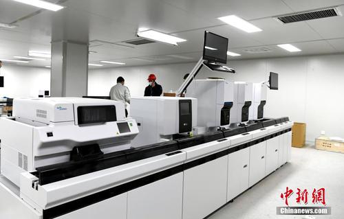 武汉雷神山医院由中南建筑设计院集团公司设计，武汉地产集团代建，中建三局承建。医院位于江夏区黄家湖，整体参照战地医院形式，采用?？榛杓疲饕ㄒ搅朴梅壳⒁交けＵ锨?、医疗辅助区。总用地面积约328亩，建筑面积7.99万平方米。图为武汉雷神山医院检验室。中新社记者 安源 摄