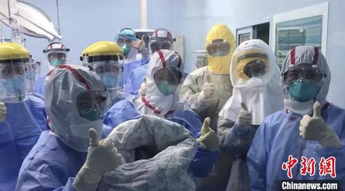 手术结束后，医护人员与”元宵宝宝“合影?！≌愦笠辉?供图　