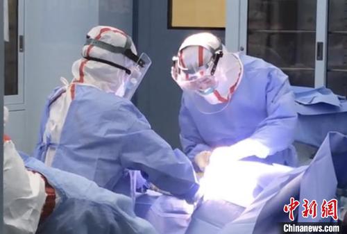 手术现场?！≌愦笠辉?供图 摄