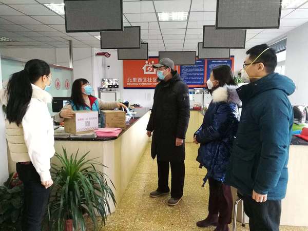 东城区政协机关党委书记带队将委员捐赠防疫物资及时送到社区