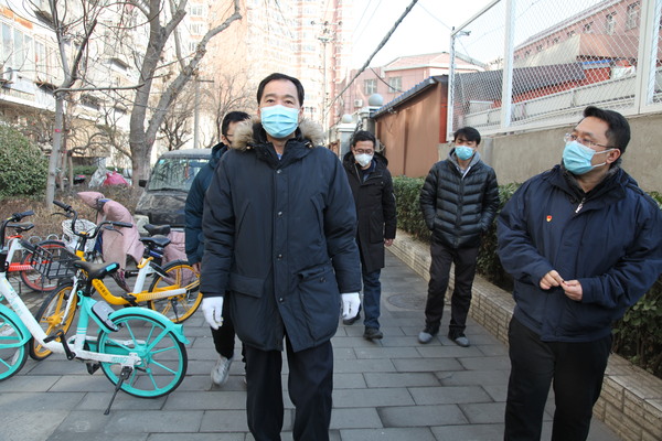 李铁生副主席带领党员干部在社区检查指导防控工作落实情况 李铁生副主席带领党员干部在社区检查指导防控工作落实情况