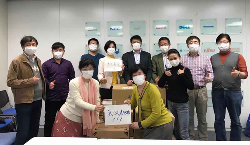 杨克俭（右二）与旅日科研社团的同仁们甘当“蚂蚁”，采购搬送救援物资