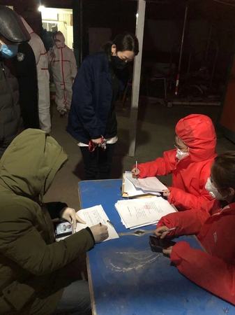 4  （2）影子梦之队志愿者在行动，夜里工作成为他们的习惯。