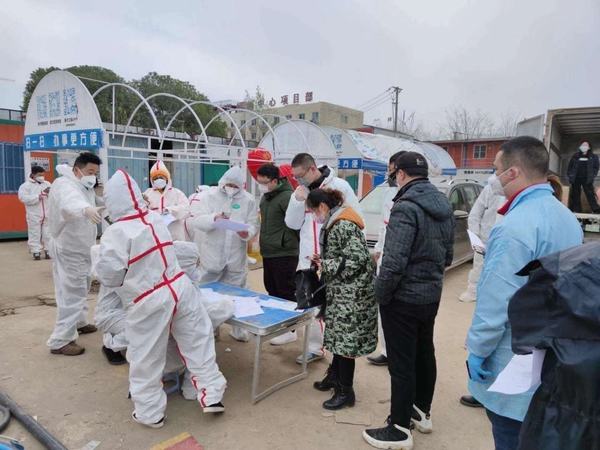 4  影子梦之队志愿者在行动，夜里工作成为他们的习惯。