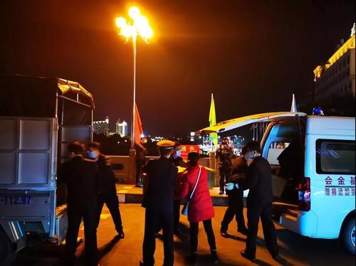 莫锦策捐赠的口罩抵达广西东兴口岸，验货后，当地医院连夜接收口罩运回。