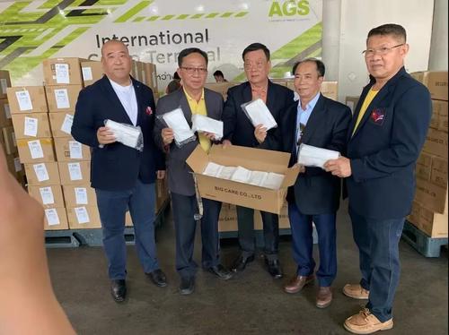 泰中企业联合会主席叶均廷（右二）捐赠的口罩。