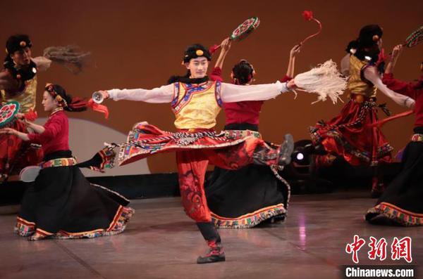 资料图为“新潟春节祭2020”活动开幕式暨青海日首场演出现场“非遗”传统手工技艺展示?！≈有?摄