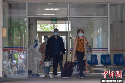 海南?？谛略?名新冠肺炎患者出院