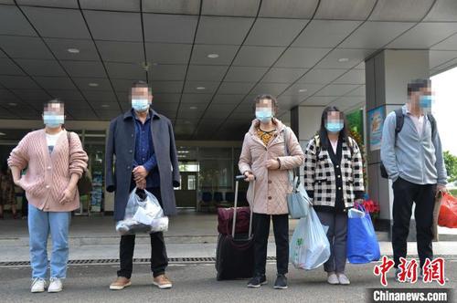 图为治愈患者出院。　洪坚鹏 摄