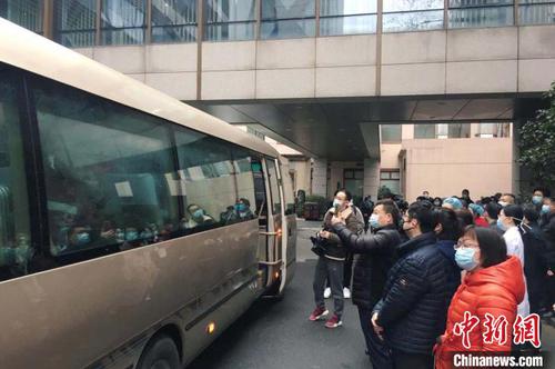 医疗队出征前与家人同事告别?！∏糠?摄