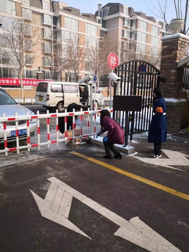 3    区政协委员郭晓静为朝阳区东湖街道购买口罩等防控物资，助力我区疫情防控工作。.webp