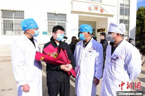 图为云南曲靖4名新冠肺炎患者治愈出院?！∏甘姓挛虐旃┩?摄