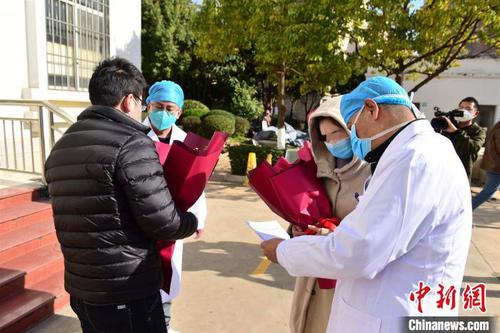 图为云南曲靖4名新冠肺炎患者治愈出院?！∏甘姓挛虐旃┩?摄