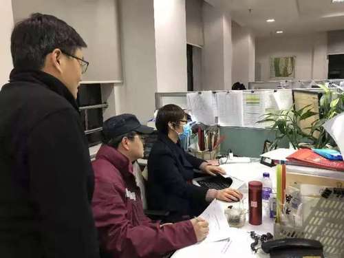 “流调”小组争分夺秒地撰写报告