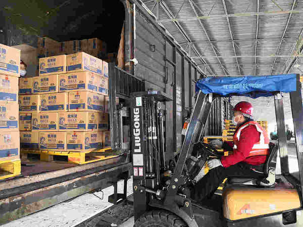 国家储备粮食紧急从东北三省调拨2.45万吨大米到北京市，在北京货运中心牛栏山、良乡、昌平和高各庄4个货运营业网点分卸。摄影 孙立君